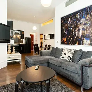  Apartment 2 Bed Flat Near Town Centre